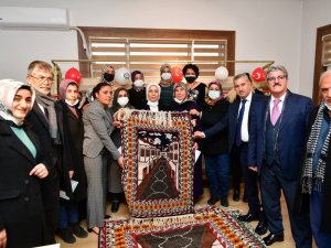 Malatya ve Yeşilyurt’un simgelerinin yer aldığı halılara yoğun ilgi