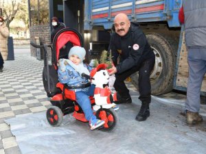 Yeni yıl hediyesi fidanlar ücretsiz olarak dağıtıldı