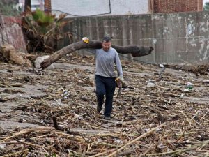 Antalya’yı eve kapatan fırtına, pide ustasına yakacak getirdi