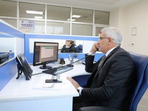 Başkan Güder, Çağrı Merkezi’nde telefonları cevapladı