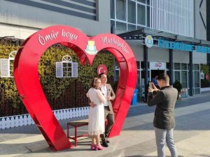 Türk ve Alman çift 2021 yılın son saatlerinde hayatlarını birleştirdi