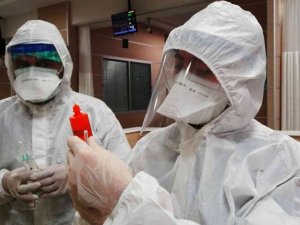 Doktorlar hastalara ‘nefes’ olabilmek için yeni yıla hastanede giriyor