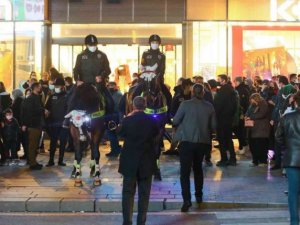 Kızılay’da yılbaşı kutlamalarında güvenliği atlı ve köpekli polisler sağladı