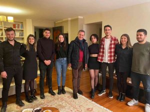 Mustafa Sarıgül yılbaşı gecesi evinde gençleri ağırladı