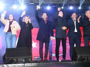 Kuşadası yeni yıla sokak partisiyle girdi