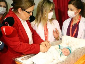 Aile ve Sosyal Hizmetler Bakanı Yanık Ankara’da yeni yılın ilk bebeğini ziyaret etti