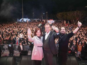 Mersinliler 2022’yi ’sokak partisi’ ile karşıladı