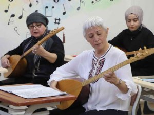 Bu kursta 7’den 70’e herkes bağlama öğreniyor