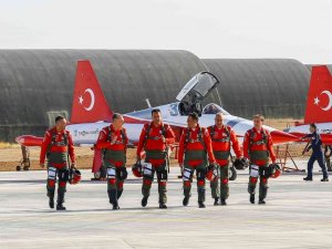 Türkiye’nin hava akrobasi timi "Türk Yıldızları" kapılarını İHA’ya açtı