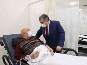 Bakan Koca, yeni yılın ilk gecesinde İstanbul’daki hastaneleri ziyaret etti