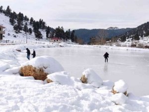 Adana Göller Yaylası buz tutunca eğlence merkezine döndü