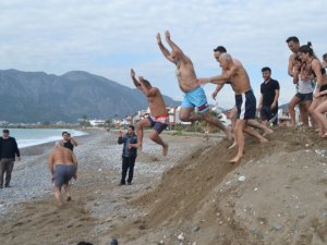 Mersin’de yılın ilk günü denize girme etkinliği bu yılda devam etti