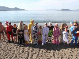 Çocuklar ve hayvanlara destek için denize girdiler