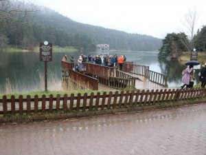 Bolu’da, yeni yılın ilk gününde Gölcük’te tatilci yoğunluğu