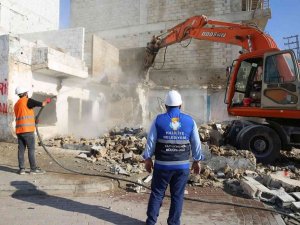 Haliliye’de 80 metruk yapının yıkımı gerçekleştirildi