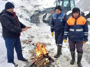 Belediye ekipleri zorlu kış şartlarına meydan okuyor