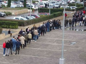 Trabzonlular o filmi izlemek için sinemaya akın ettiler, dakikalarca sırada beklediler
