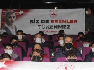 Giresun’da Eren isimli 45 öğrenci ‘Kesişme; İyi Ki Varsın Eren’ filmini birlikte izledi