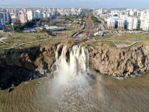 Dünyaca ünlü şelale fırtına sonrası adeta çamur çağladı, görenler fotoğraf yarışına girdi
