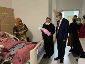 Yeni yıl bebeklerine ilk hediye Yalçınkaya’dan