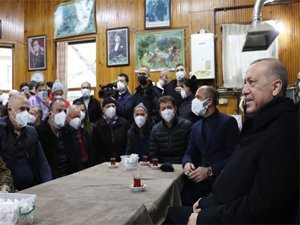 Cumhurbaşkanı Erdoğan, Sarıyer’de kıraathanede vatandaşlarla sohbet etti
