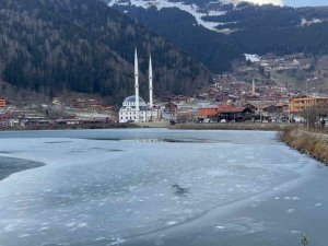 Uzungöl’ün büyük bölümü buz tuttu
