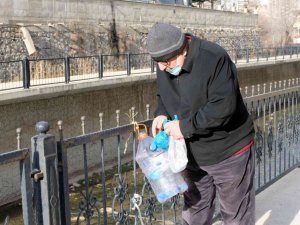 Bıkmadan, usanmadan hastaneye tekerlekli sandalye almak için mavi kapak topluyor