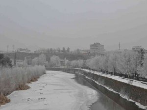 Kars’ta ağaçlar kırağı tuttu