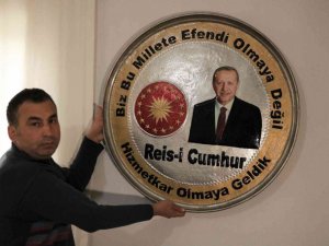 Cumhurbaşkanı Erdoğan’a üzerinde portresi bulunan bakır tepsiyi hediye etmek istiyor