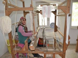 40 yıldır unutulan sanatı, 150 yıllık tezgahta canlandırdı