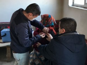 Sağlık çalışanlarının köylerdeki aşı çalışması sürüyor