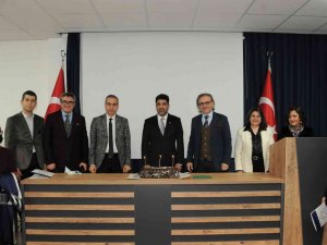 ADÜ’de öğretim üyeleri cübbelerini giydi