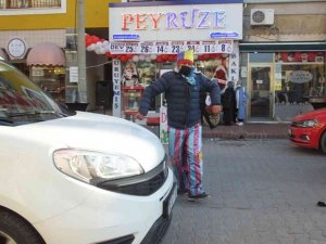 Palyaço hareket halindeki araçların arasında gösteri yaptı, vatandaşların yüreği ağzına geldi