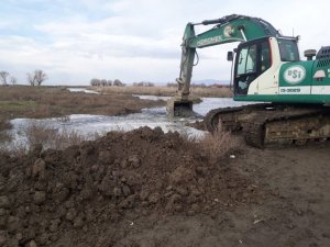 Eber Gölü’nün eski haline gelmesi için kaçak bentler açılmaya başlandı