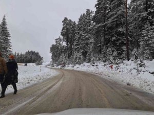 Aniden bastıran kar, kayak merkezi yolunda sürücüleri yolda bıraktı