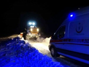 Kardan yolu kapanan köydeki hasta için ekipler seferber oldu