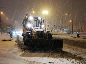 Van Büyükşehir Belediyesi ekiplerinden karla mücadele çalışması