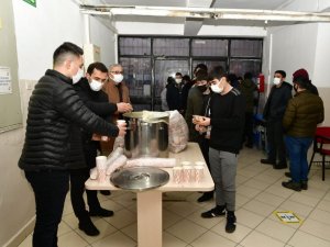 Genç dostu Mamak Belediyesi’nden öğrencilere sıcacık ikram