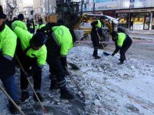 Van’da kar yağışı sonrası ekiplerin yoğun mesaisi