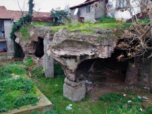 Roma döneminin su sarnıcı çarpık yapılaşmanın, kökleri ise apartmanların altında