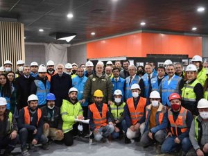 Bakan Karaismailoğlu, “Bizim ulaşım politikamızda yolda kalan otobüsler değil, günde 1 milyonun üzerinde yolcu taşıyacak metro hatları var”