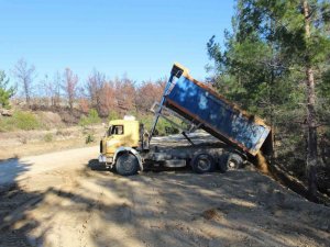 Manavgat Aksaz’da yol genişletme çalışması