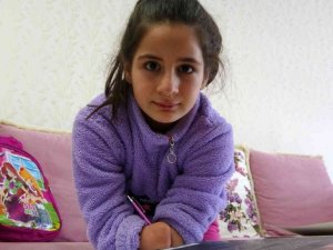 “Ellerim okumama engel olmayacak” diyen küçük Rabia uzanacak yardım elini bekliyor