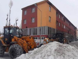 Çaldıran’da karla mücadele çalışmaları devam ediyor