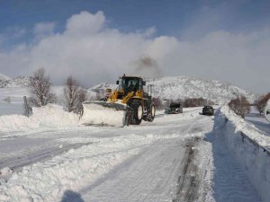 Sivas’ta karla mücadele, bin 7 yol ulaşıma açıldı