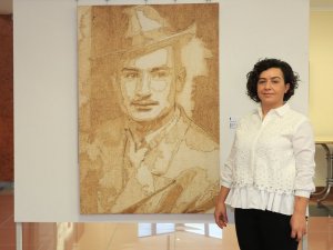 Kumaşları yakarak yaptığı portreleri beğeniye sundu