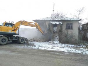 Kavak’ta metruk binalar yıkılıyor