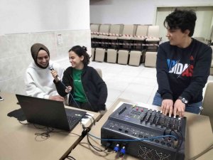 Gençler karaoke etkinliğinde gönüllerince eğlendi