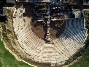 Antik kentin orkestra zeminine ulaşıldı