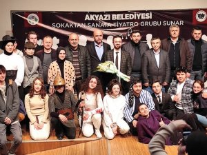 Akyazı’da iki farklı tiyatro oyunu seyirci ile buluştu